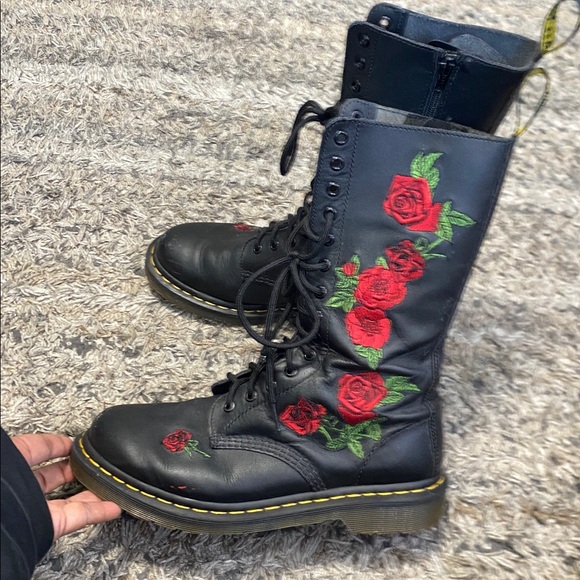 Doc Marten Vonda Black Floral Embroidered Boots sz L7 - Picture 3 of 11